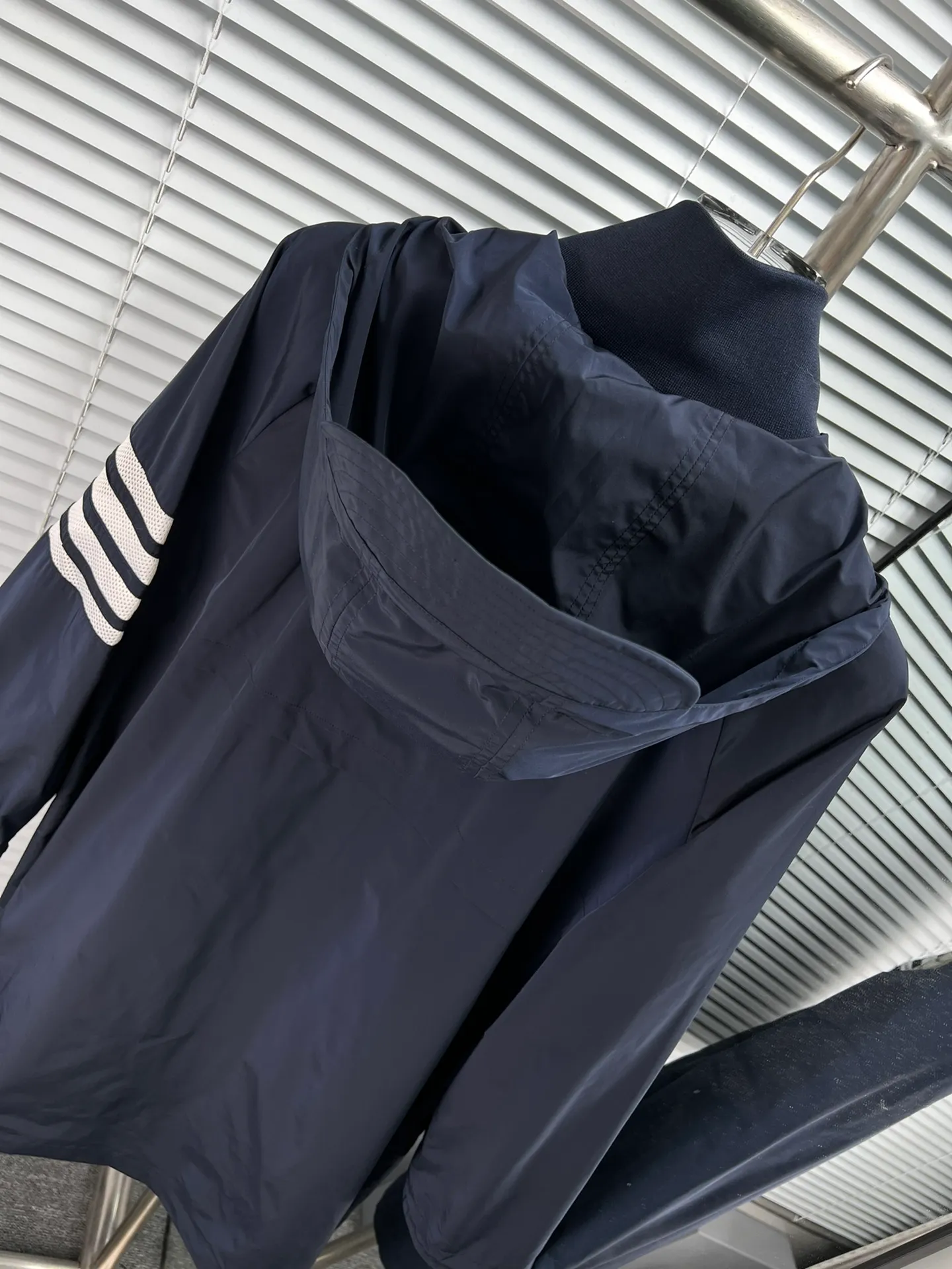 THOM BROWNE🇳🇱 ，Classic ， 。 TB ， White ， ， 。 ：Navy Blue、 Green Sizes：1-4